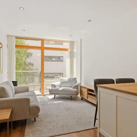 Modern Centre With Balcony In 1 Dublino