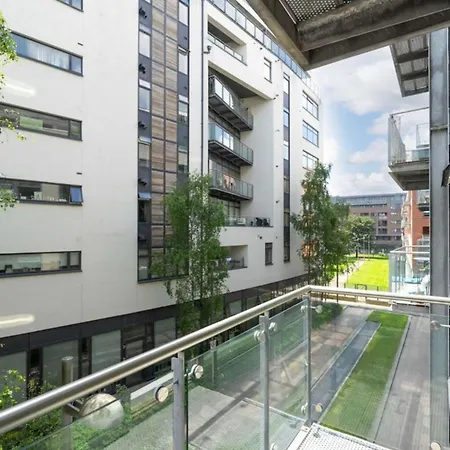 Modern Centre With Balcony In 1 * 더블린