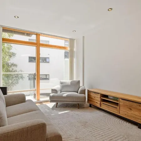 Modern Centre With Balcony In 1 Apartment *