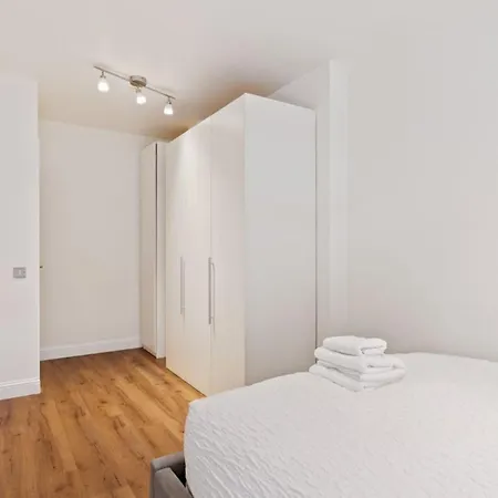 Modern Centre With Balcony In 1 * Dublin